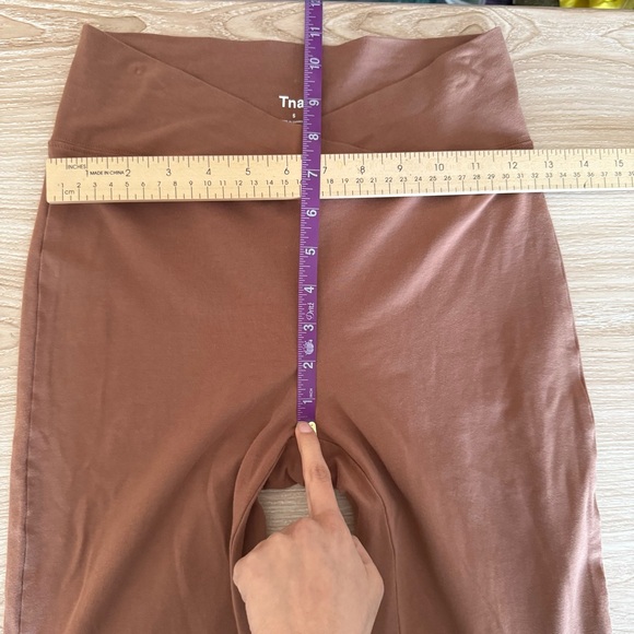 Aritzia TNA Small Butter Cheeky Flare Leggings Criss Cross Waist Stretch Tan - Picture 6 of 7